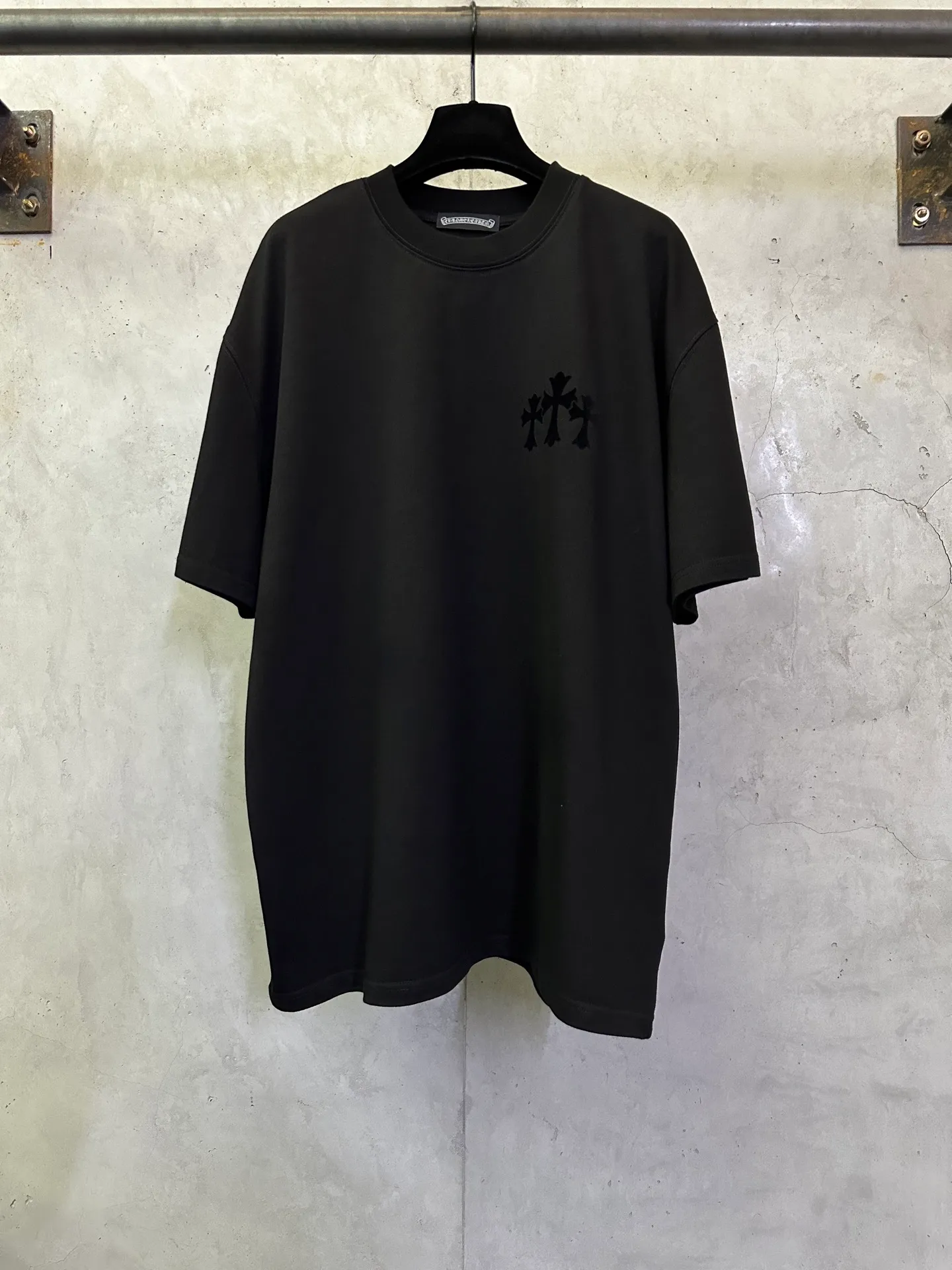 P270 Chrome Hearts 25ss cross flocking printed round neck short-sleeved T-shirt. Fabric is high-definition, super heavyweight cotton, double yarn compact Xinjiang cotton, weight 400g, matched with 2*2 Salona ribs 420g, clean cloth, clear cloth texture, tight feel, stiff, high color fastness, no deformation, no discoloration, custom hardware, thread, accessories, alignment, same style for men and women -Color: black white Gray -Size: XS S M L XL
